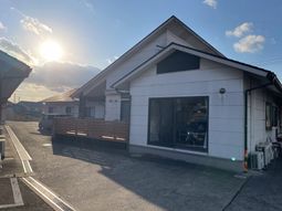 日の当たる建物の外観