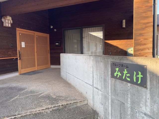 入口の看板 看板 温かみのある入口が印象的です。テナント名の看板がしっかりと掲げられています。