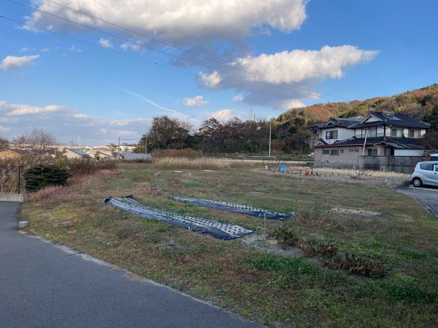広々とした自然と道路 外観 広がる景色と落ち着いた環境です。庭を眺めながら、自然を感じることができます。