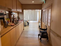 自然光あふれる廊下