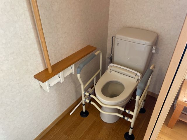 安全なトイレ空間 トイレ 手すりが付いた安心設計のトイレです。安全性が高く、介護を考える方にぴったりです。