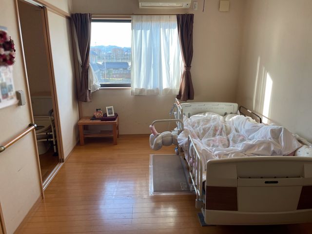 自然光が差し込む居室 居室 自然光が差し込む快適な居室です。リラックスできる静かな環境が整っています。
