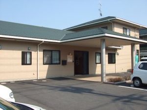 緑の屋根の建物外観