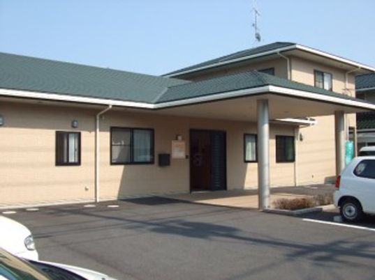 緑の屋根の建物外観