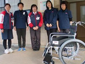 スタッフが並ぶエントランス  