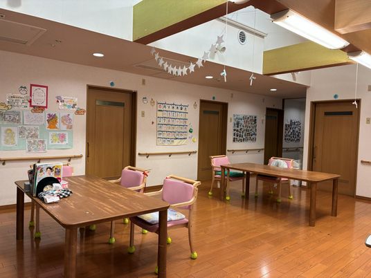 明るい食堂の様子  