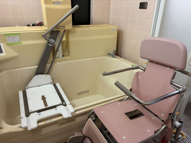 機械浴室 浴室   移乗しやすい機器が備わった入浴スペースです。介助のしやすさに配慮したつくりが確認できます。