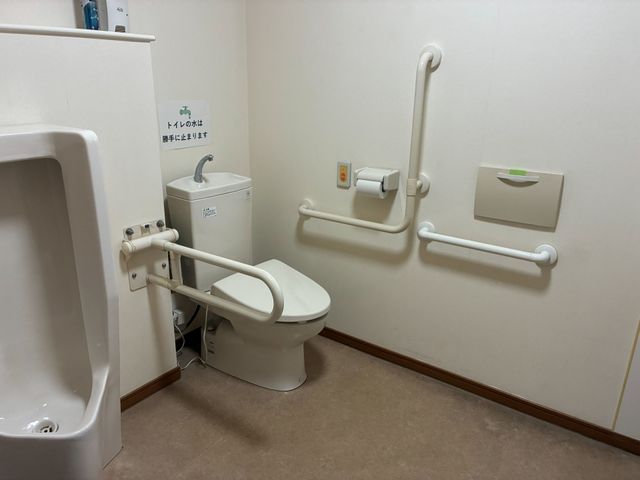 手すり付きトイレ トイレ   手すりが複数あり、立ち座りを支えやすいトイレです。広めの空間で、介助のしやすさにも配慮されています。