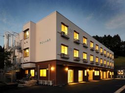 夕暮れ時の施設外観