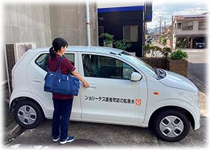 駐車場でのスタッフ