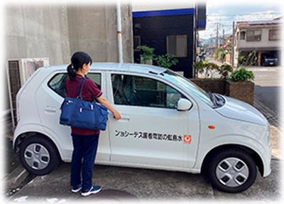 駐車場でのスタッフ