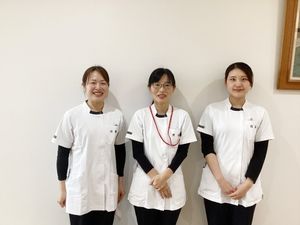 スタッフ3人の集合写真  