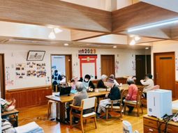 明るい食堂の様子