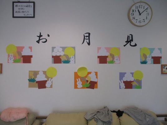 掲示物のある壁  