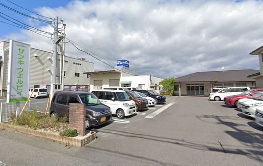 駐車場と外観