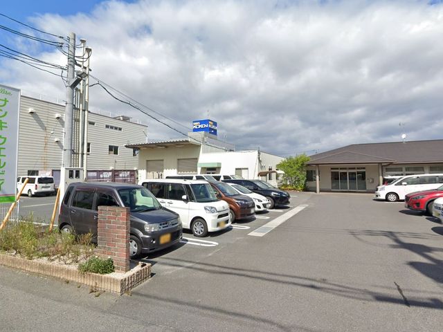 駐車場と外観 外観 広々とした駐車スペースが完備された建物の外観です。車での通勤も便利にできます。