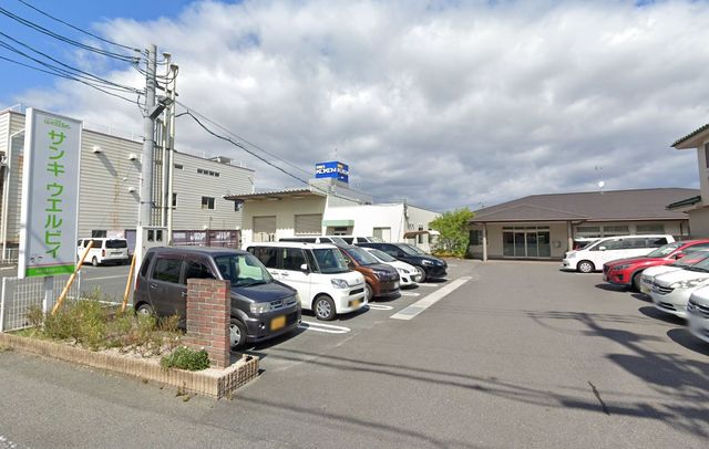 駐車場と外観