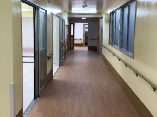 手すり付き廊下  
