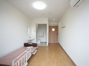 ベッドと机のある室内