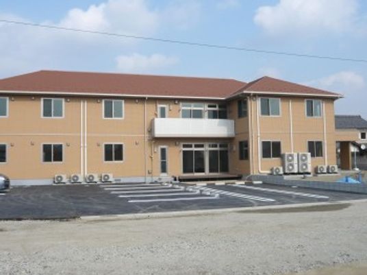 広い駐車場の建物外観