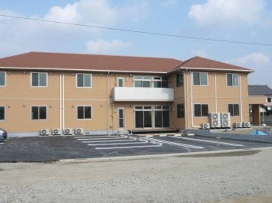 広い駐車場の建物外観