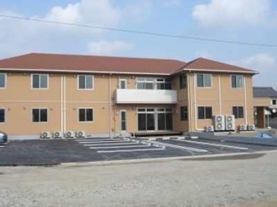 広い駐車場の建物外観