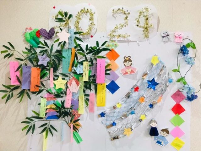 デコレーションされた壁 掲示物 多彩な装飾が施された掲示物が展示されています。施設のイベントを感じさせるデザインです。