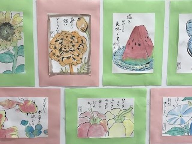 絵が飾られた壁 掲示物 色とりどりの絵が飾られている壁は、温かみのある空間を演出しています。手作り感が魅力です。