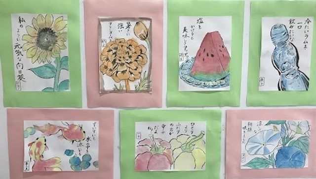絵が飾られた壁 掲示物 色とりどりの絵が飾られている壁は、温かみのある空間を演出しています。手作り感が魅力です。