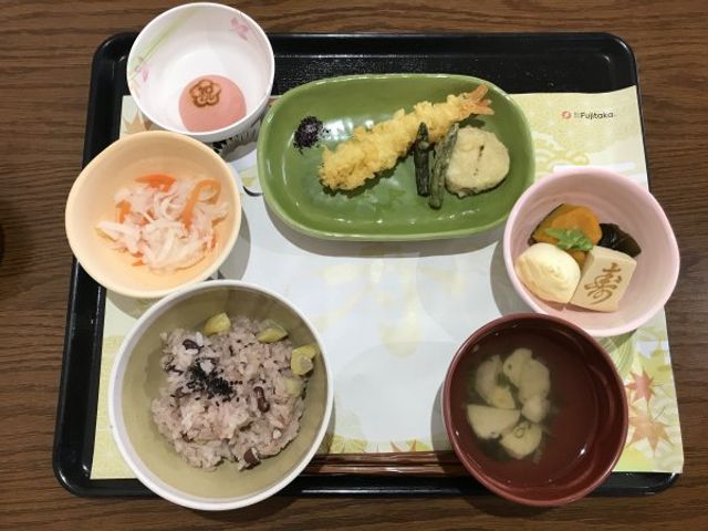 和食の食事プレート 食堂 彩り豊かな和食が提供される食事です。バランスの良い献立で、入居者の健康をサポートします。