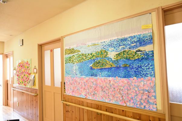 色彩豊かな廊下の壁