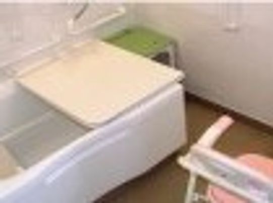清潔な洗面台と浴槽