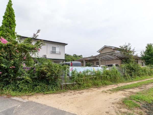 緑豊かな建物外観