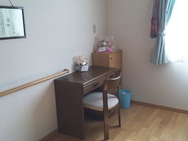 居室の手すりとデスク