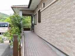 車椅子でも安心の廊下