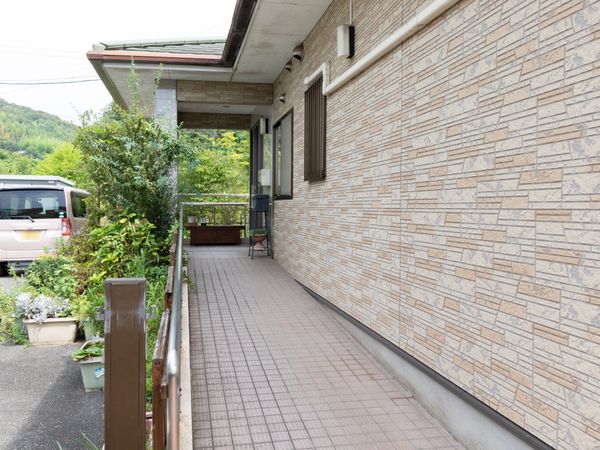車椅子でも安心の廊下