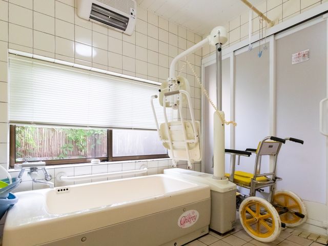 介護用浴室の設備 浴室 機能的な設備が整った浴室です。利用者の快適さを考慮した設計で、安心してお使いいただけます。