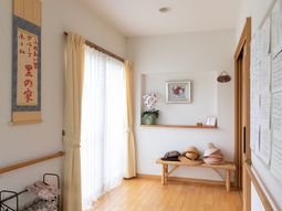 明るい廊下と掲示物