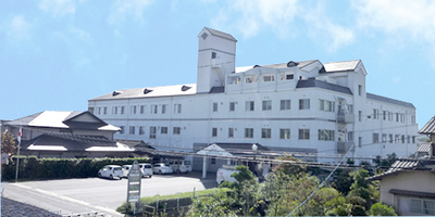 白い外観の建物