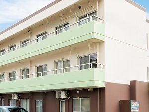 明るい外観の建物  