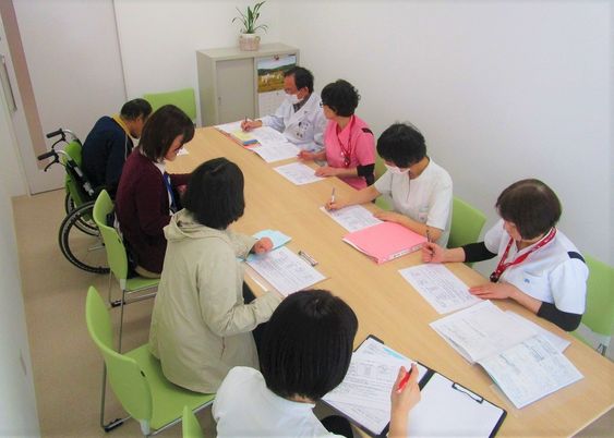 集中した打ち合わせ室