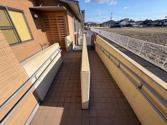 幅広いスロープ通路