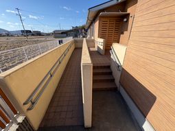 スロープと入口の外観