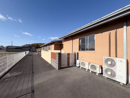 通路がある建物外観