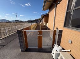 庭の入口の通路