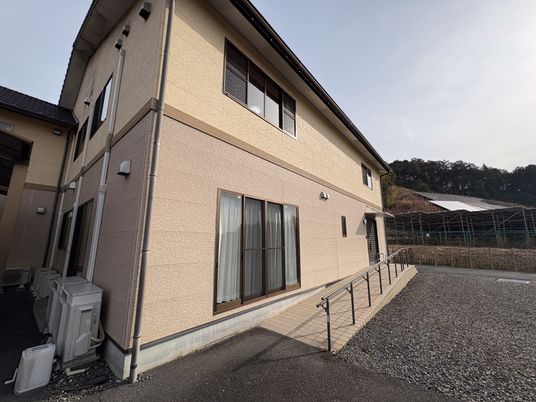 静かな外観の施設