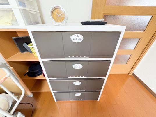 整然とした収納棚