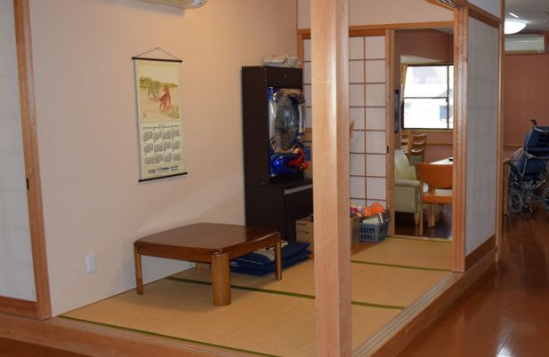 椅子と茶卓の和室