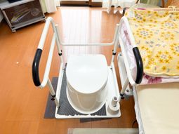 トイレとベッドのある部屋