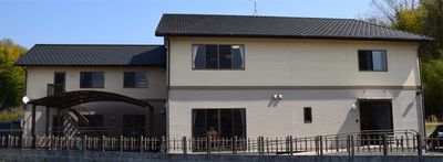 二階建ての建物外観